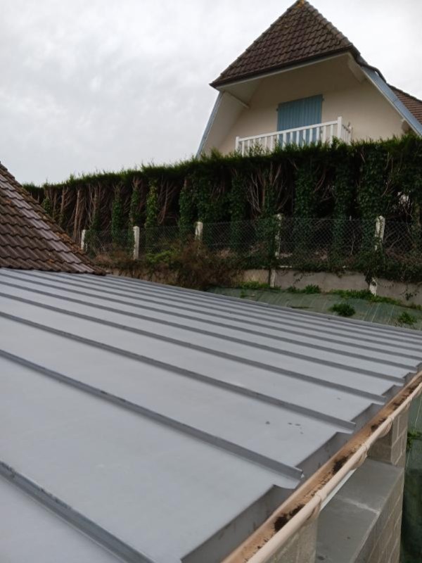 Artisan couvreur pour la pose d'une toiture en zinc joint debout à Saint Valéry en Caux 76
