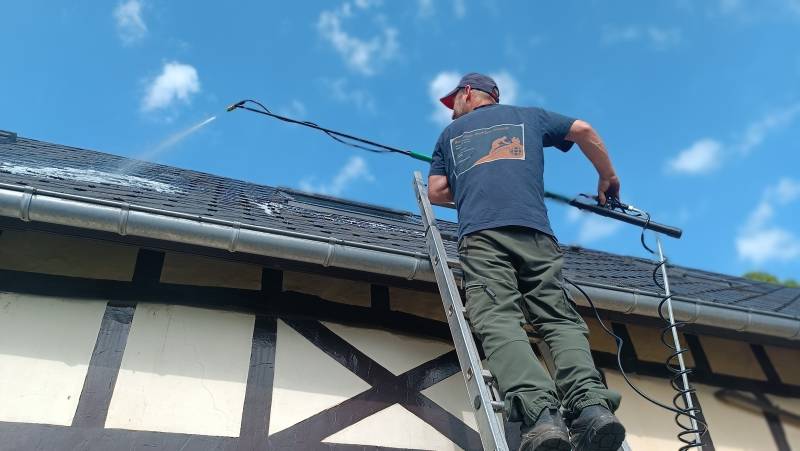 Société de couverture pour le démoussage d'une toiture ardoise avec pulvérisateur électrique sur Yvetot 76