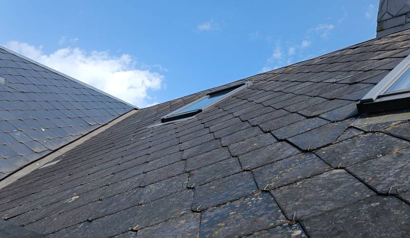 Démoussage d'une toiture ardoise d'une surface de 200 m² avec les produits puissants Labo France sur Fauville en Caux près d'Yvetot 76