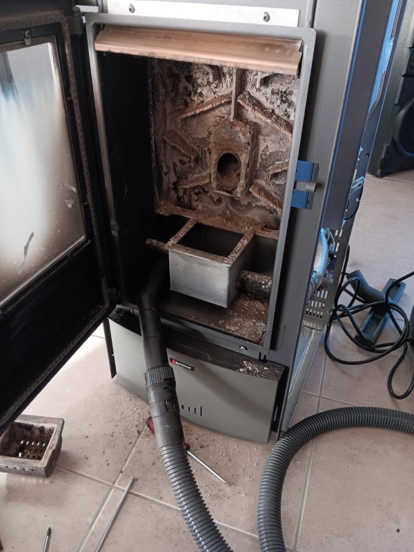 Réalisation d'un ramonage d'un poêle à granulés entre Fauville en Caux et Yvetot 76