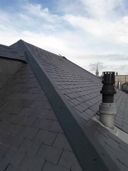 Artisan couvreur pour la pose d'une toiture ardoise sur une maison en rénovation à Fécamp 76