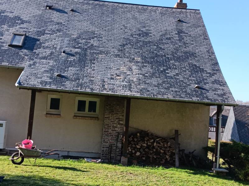 Démontage d'un cheminée avec pose d'ardoises par notre équipe de couvreurs sur Cany Barville 76