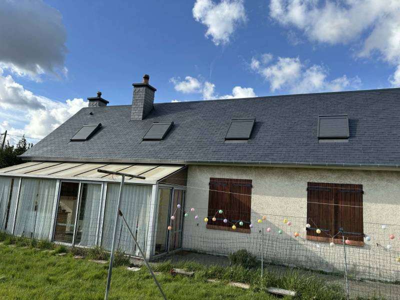 Couvreur Saint Valéry en Caux : rénovation toiture ardoise 32x22, habillage cheminée en ardoise, pose de Velux et volets roulants solaire