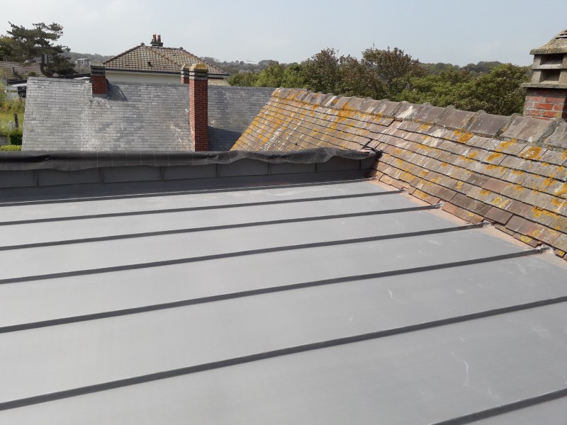 Réalisation d'une couverture toit plat en zinc joint debout couleur quartz à Saint Valéry en Caux 76
