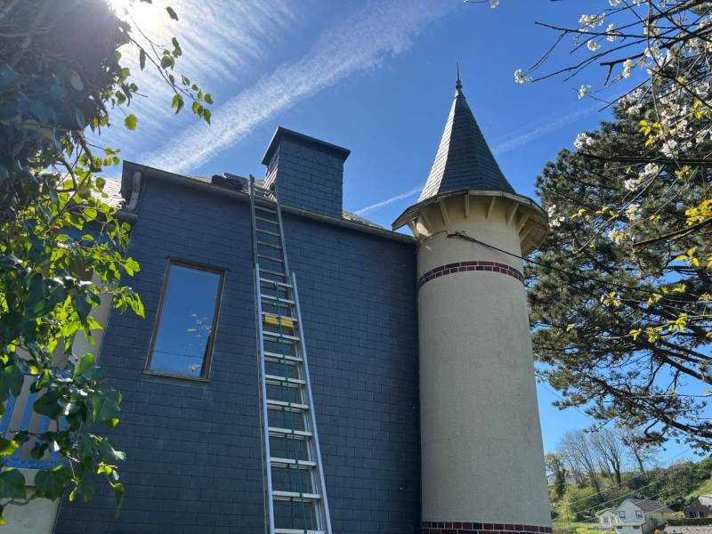 Habillage d'une cheminée en ardoise naturelle à Fécamp : rénovation toiture et finition esthétique durable sur mesure