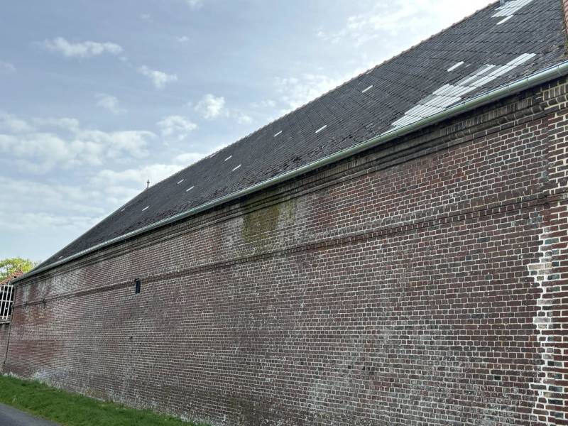 Remplacement de gouttières secteur Fécamp 76 : couvreur pour rénovation et pose de gouttières zinc sur bâtiment en brique