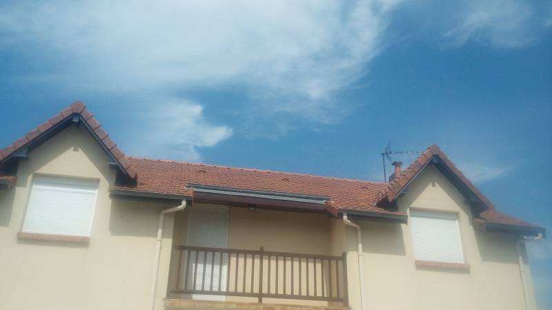 Artisan couvreur pour un démoussage de toiture en tuiles proche de Fécamp 76